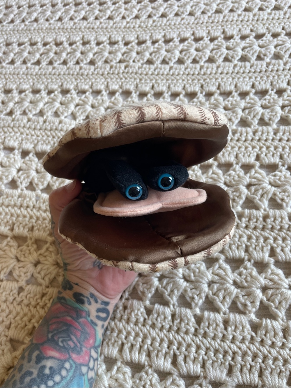 Folkmanis Clam Shell finger puppet